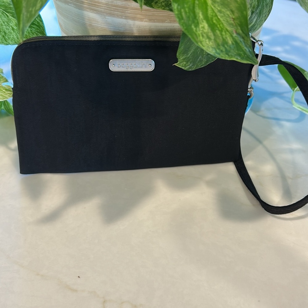 Baggallini Black Wristlet with Silver Accents 3 card slots zipper closure NWOT